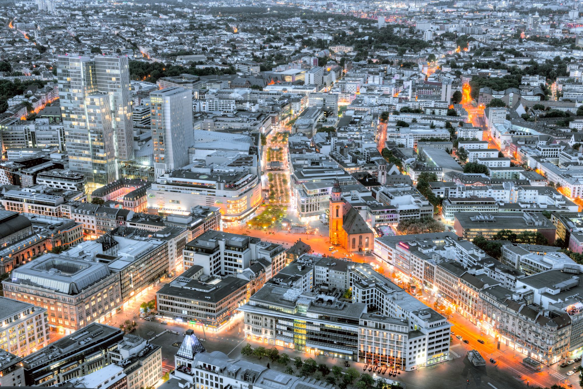 Frankfurter Innenstadt mit beleuchteten Straßen