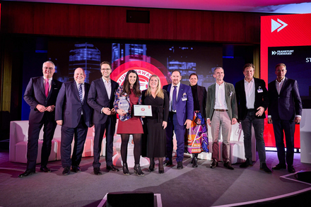 Gewinner des Frankfurt Forward Startup of the Year 2023: BIOVOX mit Carmen Rommel (COO von BIOVOX) in der Mitte. Mit Stadträtin Stephanie Wüst, Ansgar Roese, Geschäftsführer der Wirtschaftsförderung Frankfurt sowie der Frankfurt Forward Jury.