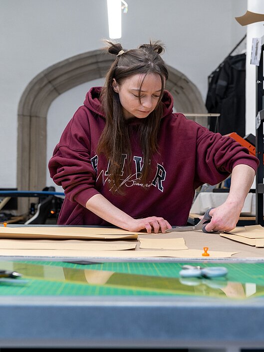 Foto einer Designerin bei der Arbeit