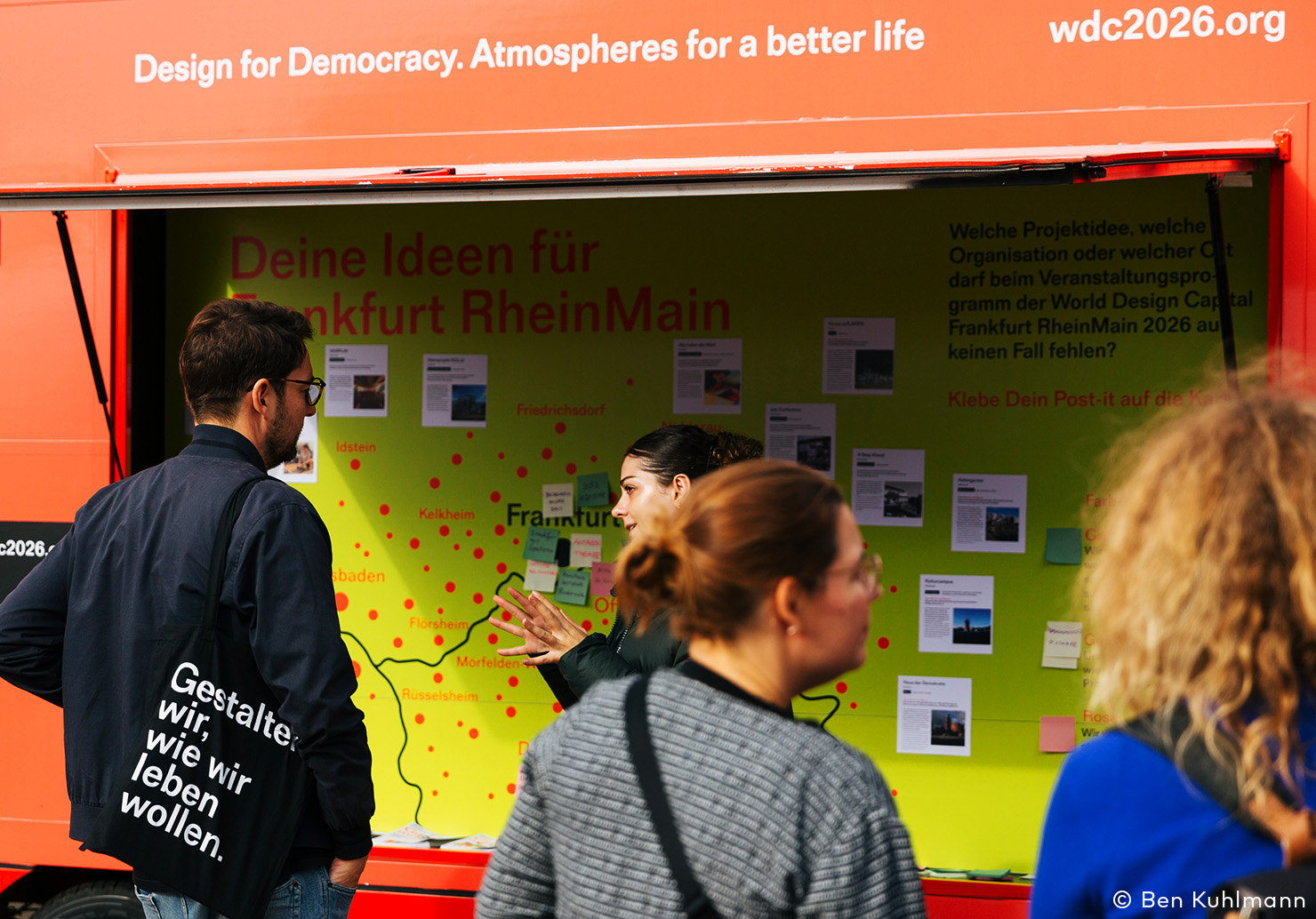 Menschen informieren sich über World Design Capital 2026