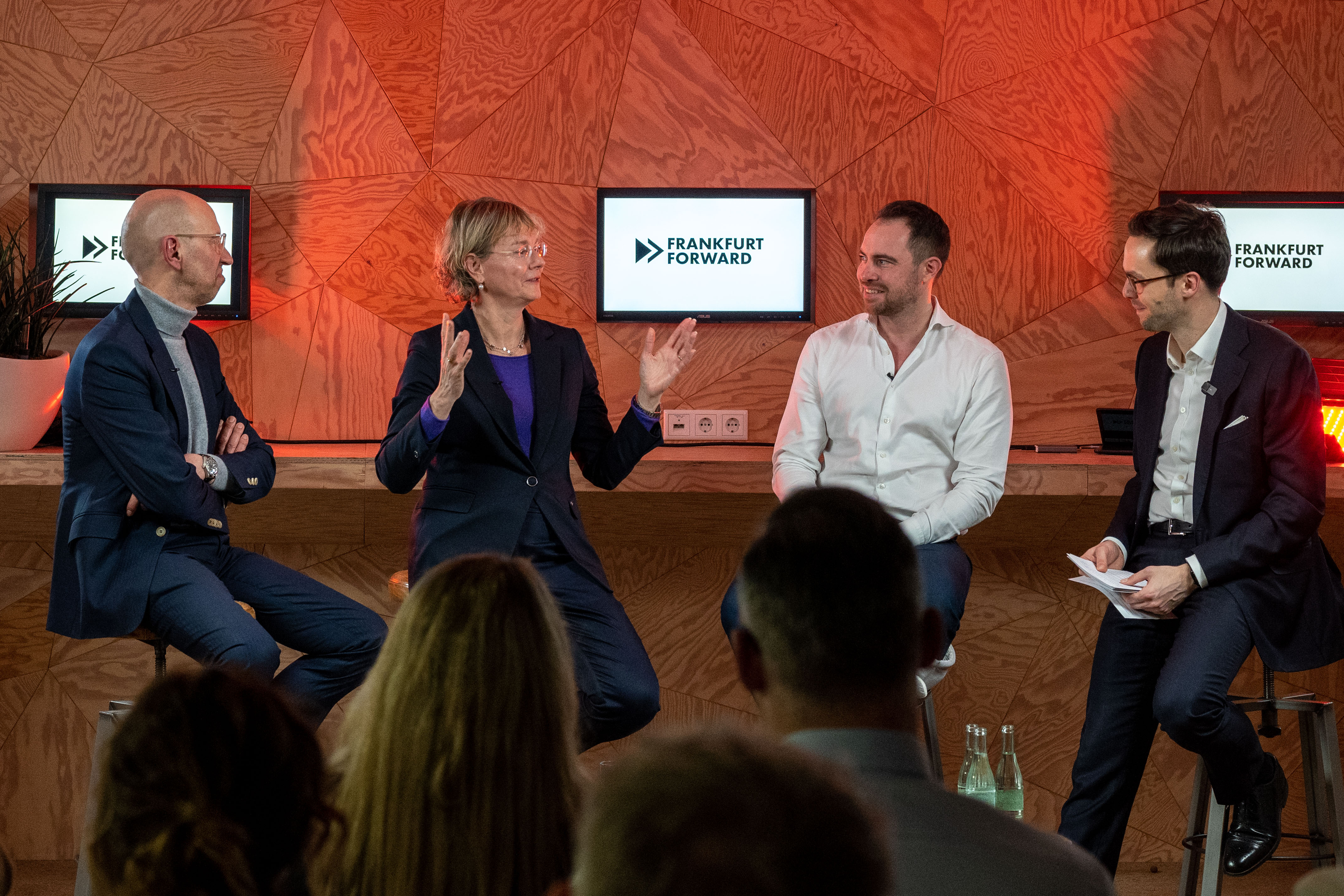 Auf dem Bild zu sehen ist die Diskussionsrunde des Frankfurt Forward Fachevents mit Jürgen Milo, Prof. Dr. Yvonne Ziegler, Johannes Laub und Moderator Christian W. Jakob.
