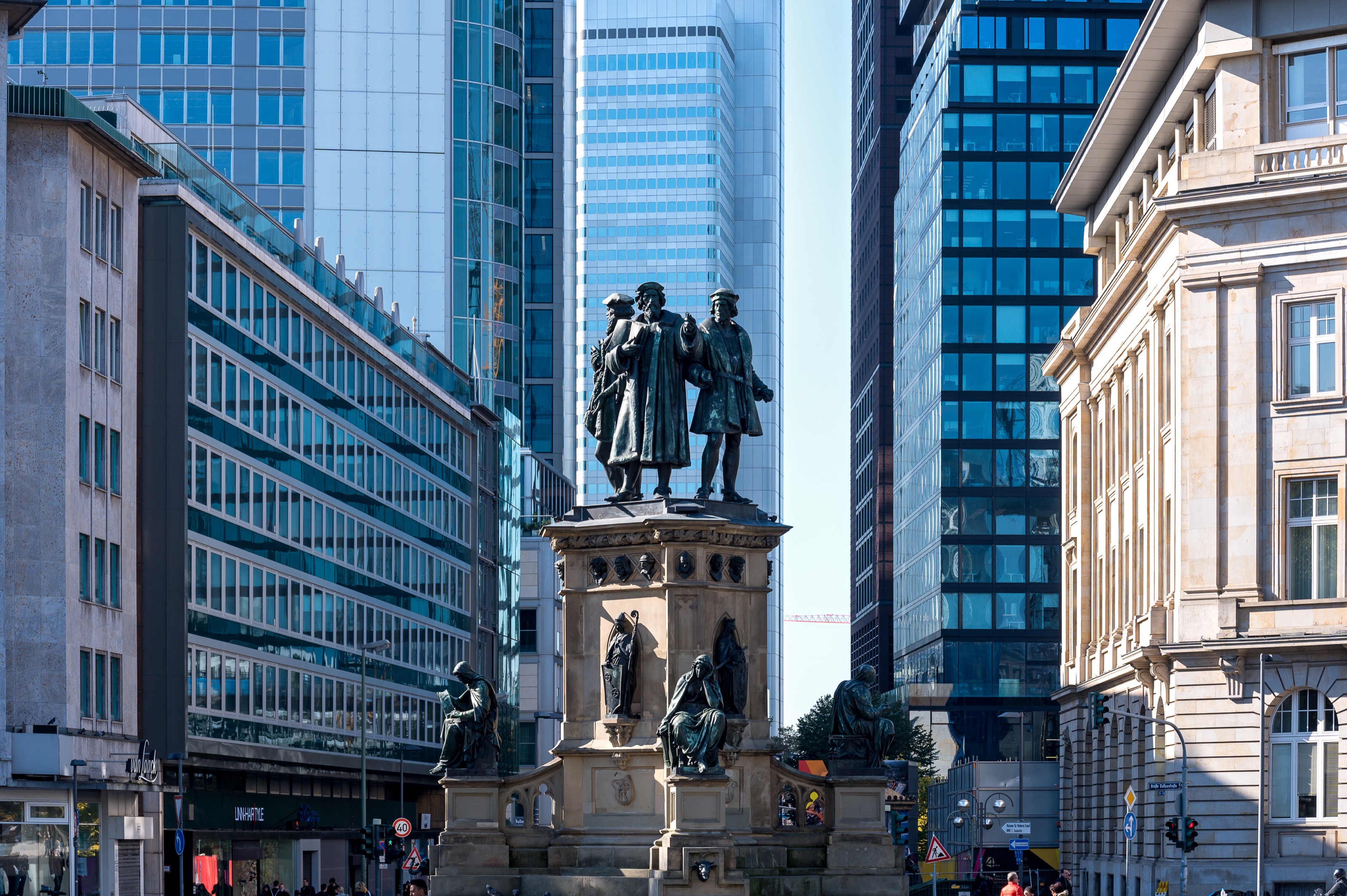 Inmitten von modernen Innenstadthäusern ist das große, historische Gutenberg-Denkmal zu sehen.