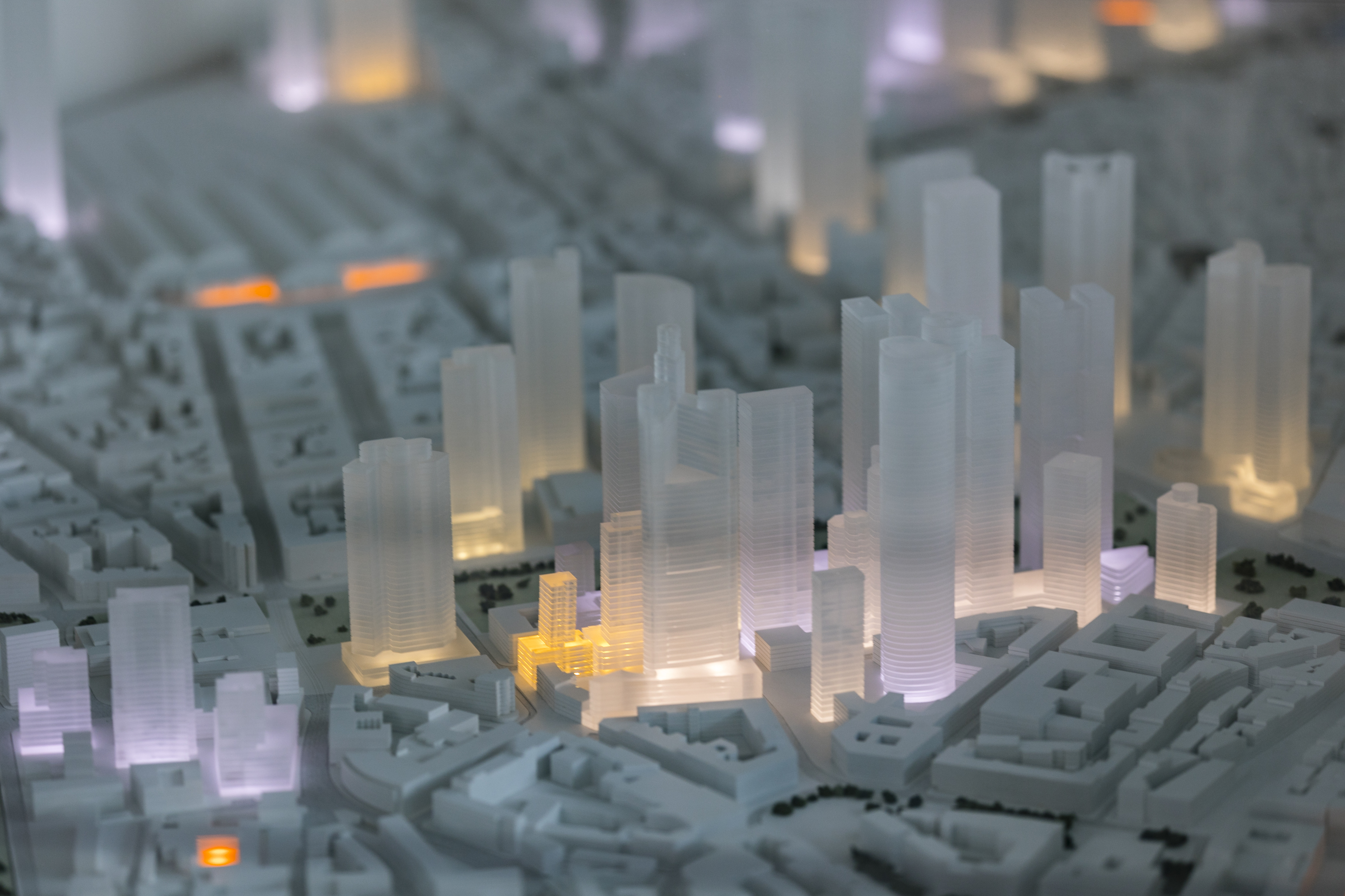 Eine Nahaufnahme eines beleuchteten Modells der Frankfurt Innenstadt mit ihren Hochhäusern