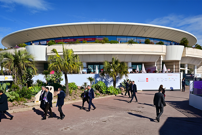 Messehalle der MIPIM 2025 mit Frankfurt-Stand