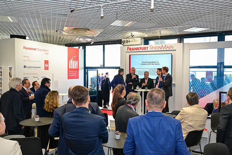 Diskussionspanel auf der MIPIM 2025 am Frankfurt-Stand